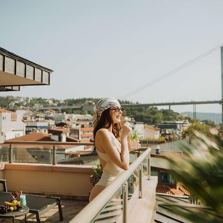 博斯普鲁斯丽笙酒店 伊斯坦布尔 外观 照片 A woman on a balcony