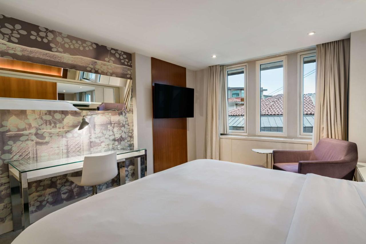 博斯普鲁斯丽笙酒店 伊斯坦布尔 外观 照片 A room at the hotel