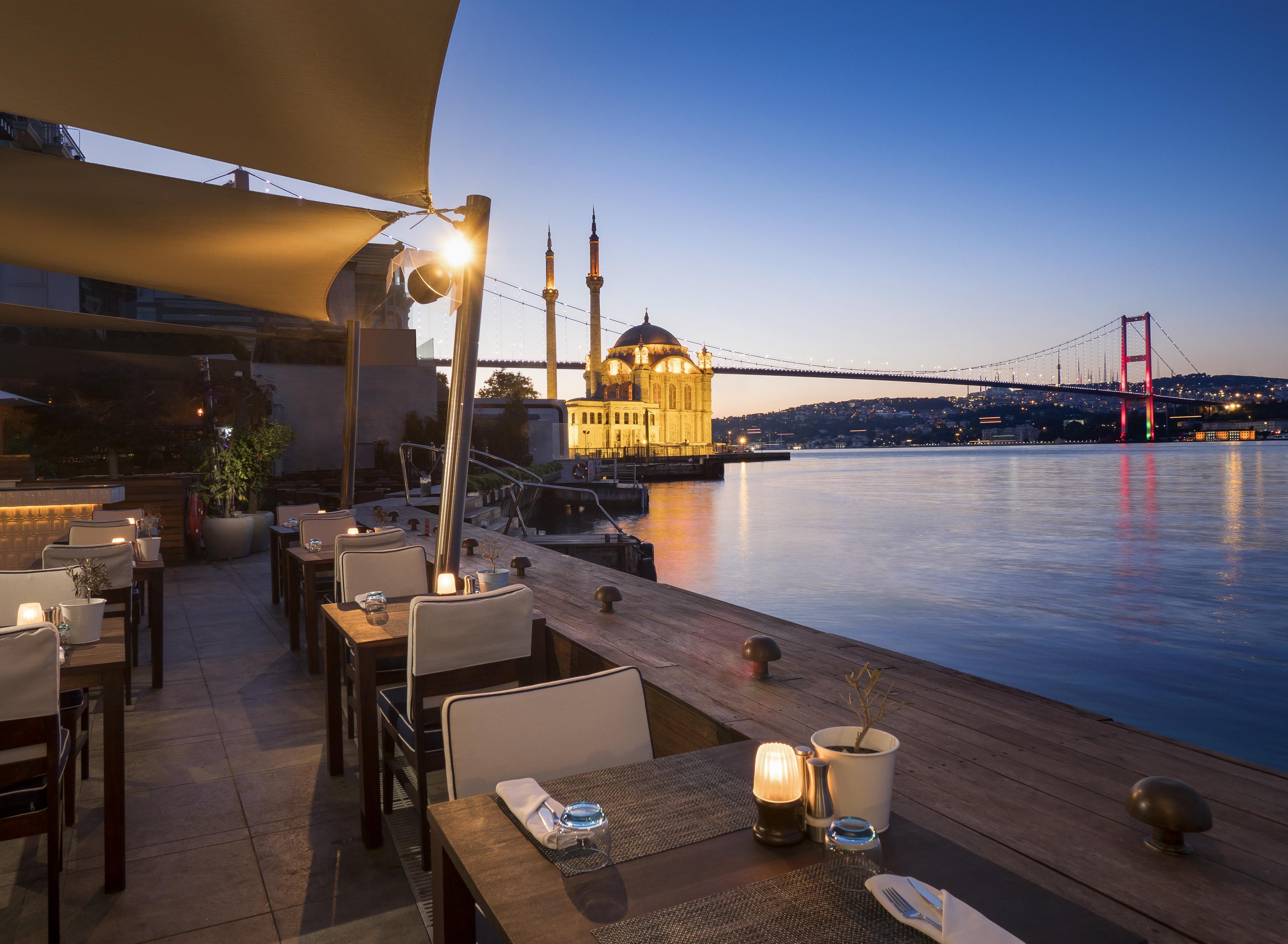 博斯普鲁斯丽笙酒店 伊斯坦布尔 外观 照片 The view of the Bosphorus from the restaurant