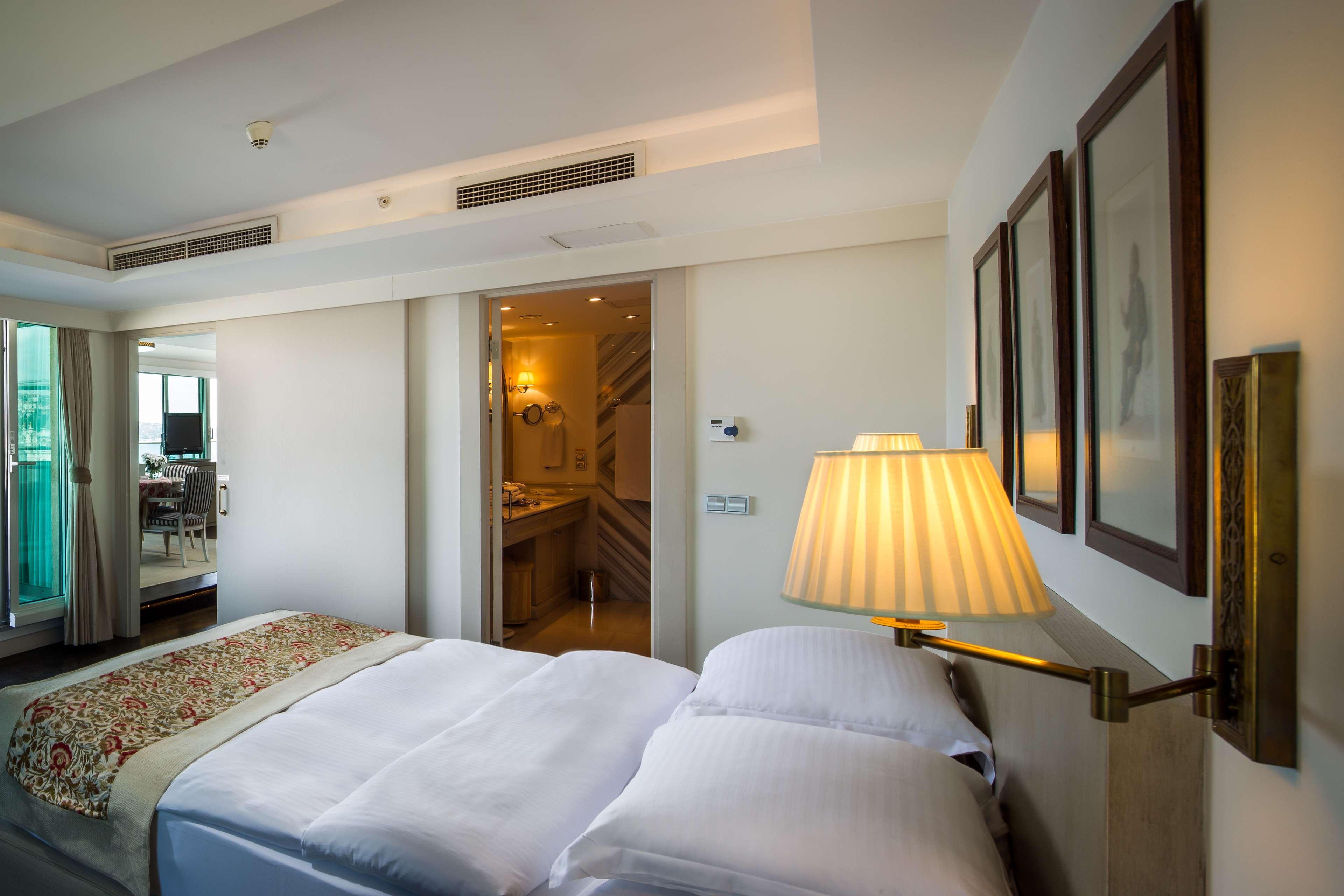 博斯普鲁斯丽笙酒店 伊斯坦布尔 外观 照片 A room at the hotel