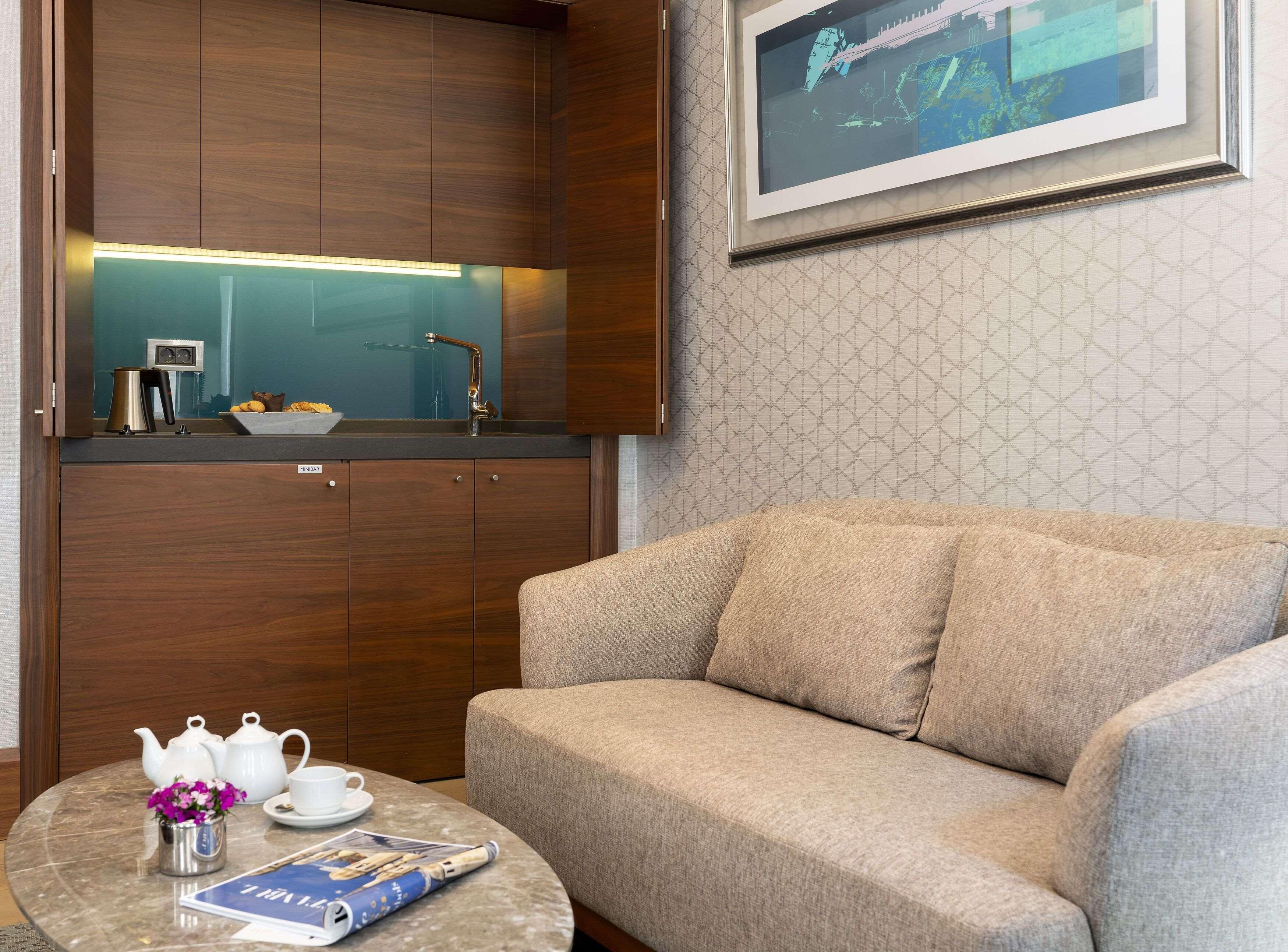 博斯普鲁斯丽笙酒店 伊斯坦布尔 外观 照片 A living room in a suite at the hotel