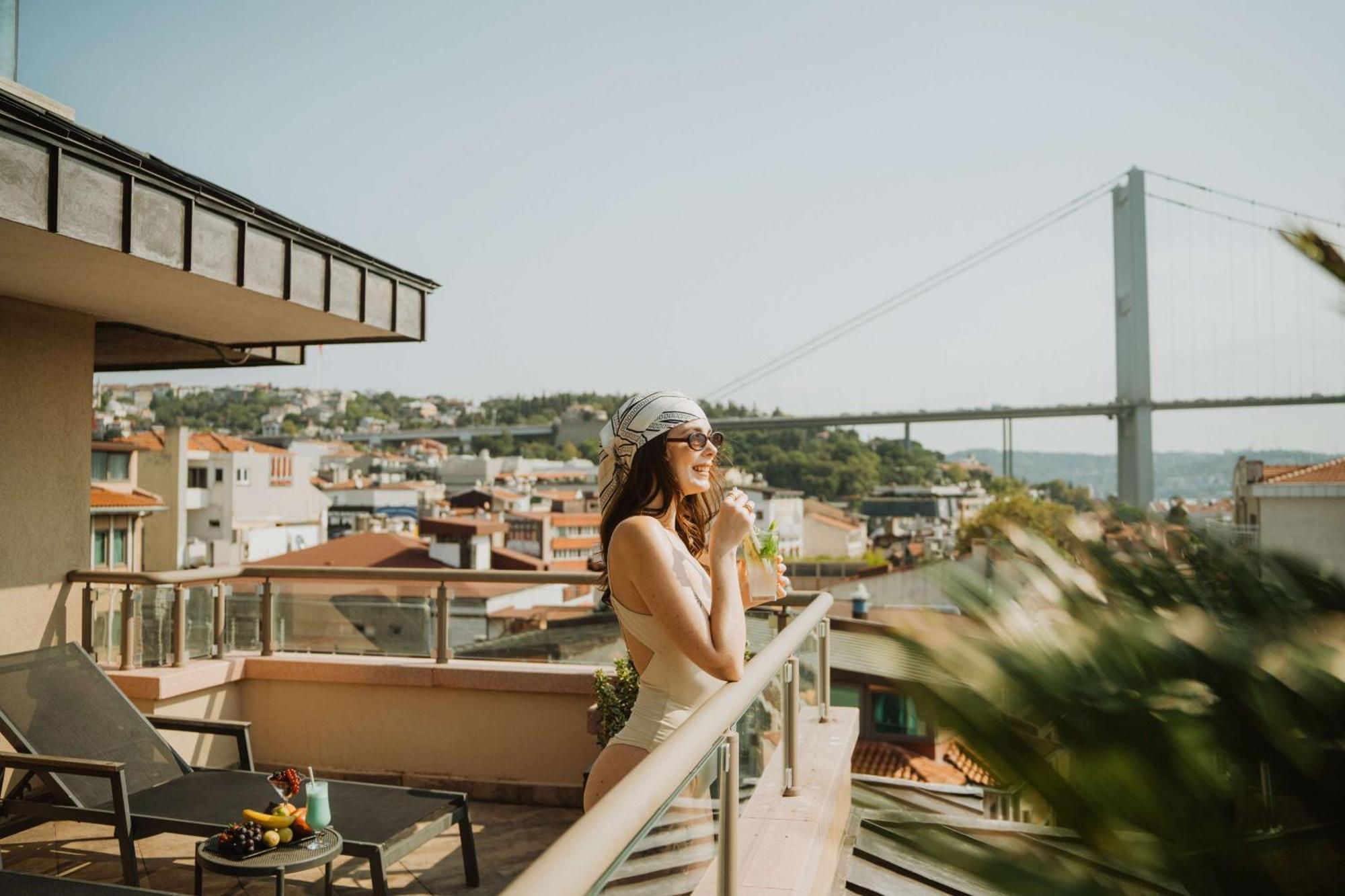 博斯普鲁斯丽笙酒店 伊斯坦布尔 外观 照片 A woman on a balcony