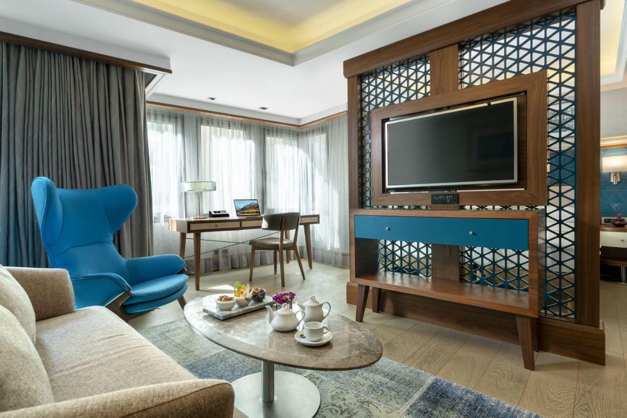 博斯普鲁斯丽笙酒店 伊斯坦布尔 外观 照片 A living room at the hotel